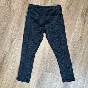 Vogo Athletica Grey Capri Leggings with Side Pockets.  Sz Small